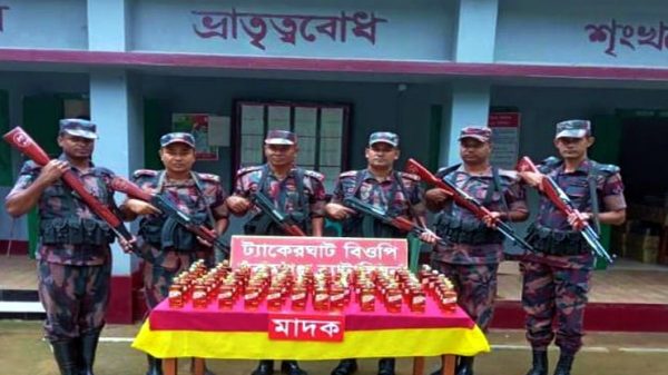 তাহিরপুর সীমান্তে ‘বিপুল পরিমাণ’ মদের চালান জব্দ - Natun Sylhet