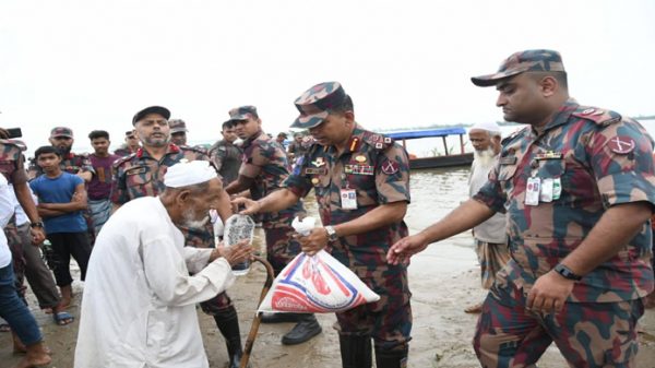 সিলেটে বিজিবির ত্রাণ বিতরণ ও বানভাসিদের উদ্ধার অব্যাহত - Natun Sylhet