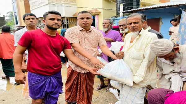 বন্যার্ত মানুষের পাশে কোম্পানীগঞ্জ আ'লীগ নেতা আব্দুল আলী - Natun Sylhet