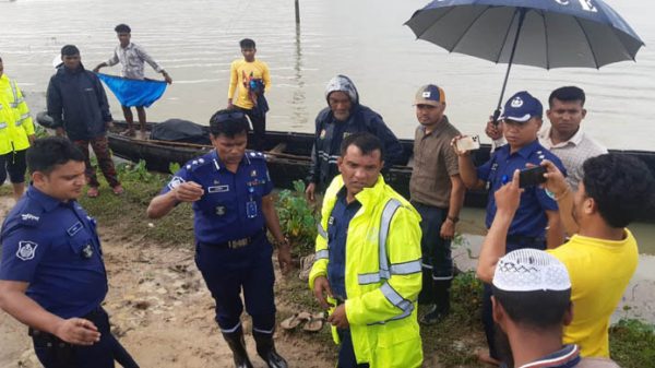 সিলেটে ট্রলারের ধাক্কায় পুলিশের নৌকাডুবি, নদীগর্ভে ২টি আগ্নেয়াস্ত্র - Natun Sylhet