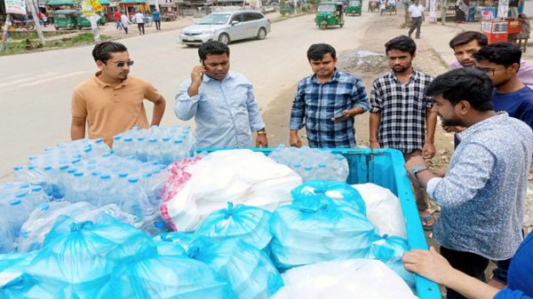 বন্যার্তদের মাঝে ত্রাণ বিতরণ করলো শাবি ছাত্রলীগ - Natun Sylhet