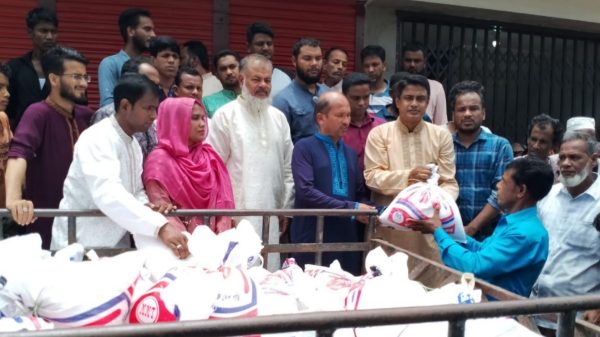 গোলাপগঞ্জে পৌর আ’লীগের উদ্যোগে চাল বিতরণ - Natun Sylhet