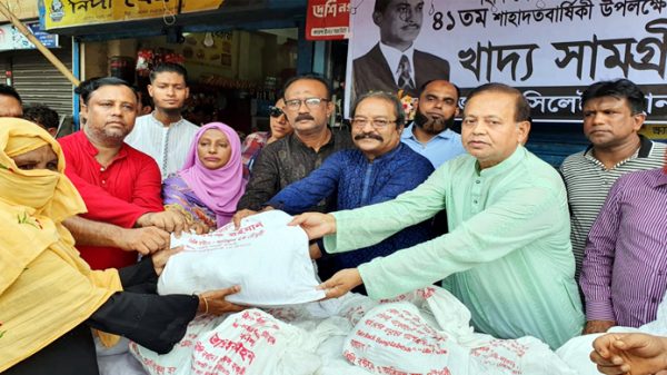 ২৩নং ওয়ার্ডে মহানগর বিএনপির খাদ্যসামগ্রী বিতরণ - Natun Sylhet