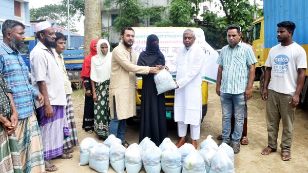 জালালাবাদ এসোসিয়েশন ইতালি শাখার বন্যার্তদের মাঝে খাদ্য সামগ্রী বিতরণ - Natun Sylhet