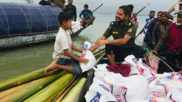 বন্যার্তদের মাঝে আনসার-ভিডিপির ত্রাণ বিতরণ - Natun Sylhet