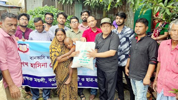 শেখ হাসিনা মেডিকেল কলেজ, হবিগঞ্জের উদ্যোগে খাদ্য সামগ্রী বিতরণ ও বিনামূল্যে চিকিৎসা সেবা প্রদান - Natun Sylhet