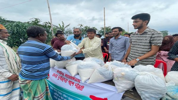 বন‍্যা দূর্গতদের পাশে লিডিং ইউনিভার্সিটির স‍্যোশাল সার্ভিসেস ক্লাব - Natun Sylhet