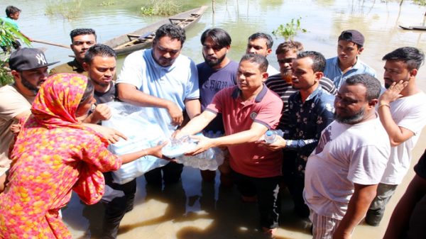 বন্যার্তদের মাঝে সিলেট মহানগর যুবদলের ত্রাণ বিতরণ - Natun Sylhet