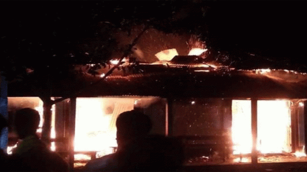 কমলগঞ্জে আগুনে দুই দোকান পুড়ে ছাই, ৩ লাখ টাকার ক্ষতি - Natun Sylhet