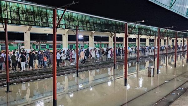 বন্যার ভয়াবহতা: সিলেট ছাড়তে রেলস্টেশনে মানুষের ভীড় - Natun Sylhet