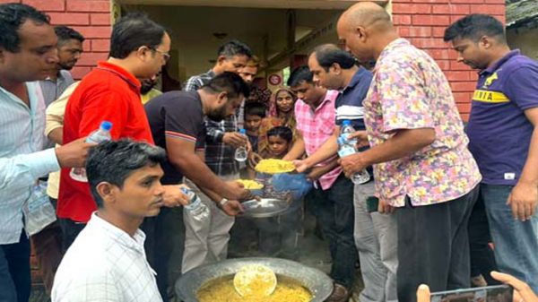 দুই হাজার বন্যার্ত মানুষের পাশে সিলেট জেলা যুবলীগ - Natun Sylhet