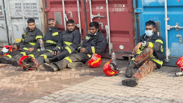 টানা কাজ করতে গিয়ে ক্লান্ত ফায়ার সার্ভিস কর্মীরা - Natun Sylhet