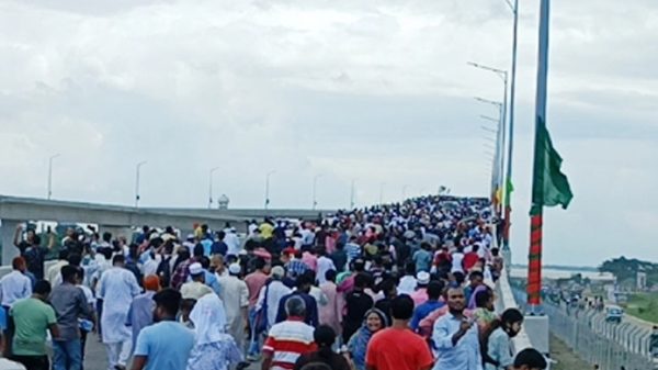 ইতিহাসের সাক্ষি হতে পদ্মা সেতুতে জনতার ঢল - Natun Sylhet
