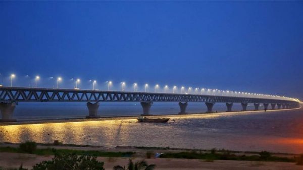 বাতি নয়, যেনো জোনাকির আলোয় আলোকিত রাতের পদ্মা সেতু। - Natun Sylhet