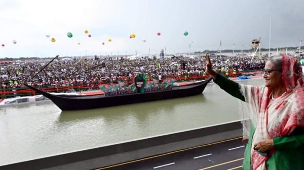 পদ্মা সেতু উদ্বোধনের পর দক্ষিণ প্রান্ত জনসভায় হাত নেড়ে শুভেচ্ছা জানান প্রধানমন্ত্রী। - Natun Sylhet
