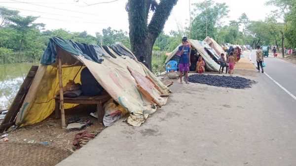 মহাসড়কে শতাধিক পরিবারের বসবাস, রাত কাটছে ভয়-আতঙ্কে - Natun Sylhet