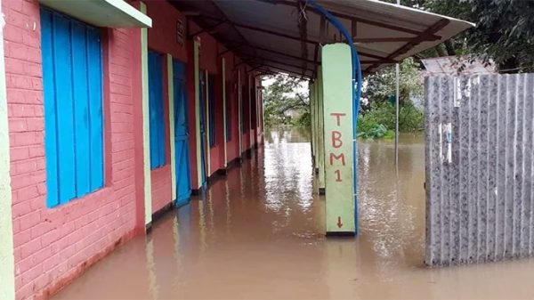 সুনামগঞ্জে শিক্ষাপ্রতিষ্ঠানে বন্যার পানি, ৫২ বিদ্যালয়ে পাঠদান বন্ধ - Natun Sylhet