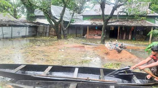 বালাগঞ্জে ডুবল ত্রাণবাহী নৌকা, অল্পের জন্য রক্ষা পেলেন চেয়ারম্যানসহ ৪ জন - Natun Sylhet