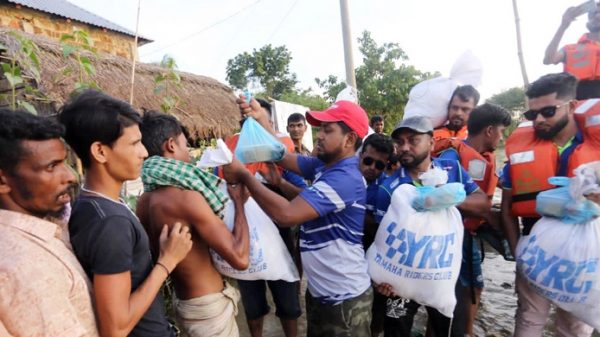 সুনামগঞ্জে বন্যার্তদের মাঝে ইয়ামাহা রাইডারস্ ক্লাবের ত্রাণ বিতরণ - Natun Sylhet