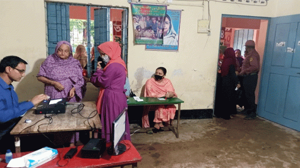 বিয়ানীবাজারে ইভিএমে আঙ্গুলের ছাপ বিড়ম্বনা ভোটাররা - Natun Sylhet