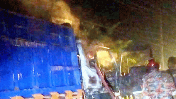 বাহুবলে চলন্ত ট্রাকে আগুন, প্রাণে বাঁচলেন চালক-হেলপার - Natun Sylhet