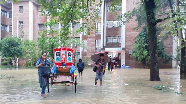 বন্যা কবলিত শাবি ক্যাম্পাস, বিপাকে শিক্ষক-শিক্ষার্থীরা - Natun Sylhet