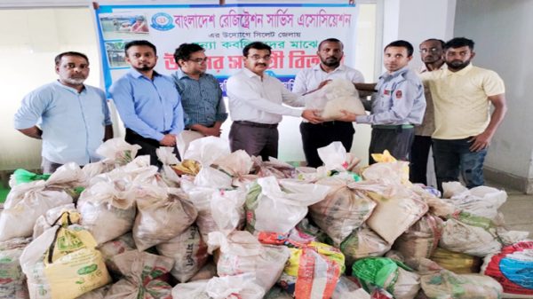 বাংলাদেশ রেজিষ্ট্রেশন সার্ভিস এসোসিয়েশনের বন্যা কবলিত কর্মচারীদের মধ্যে খাবার সামগ্রী বিতরণ - Natun Sylhet