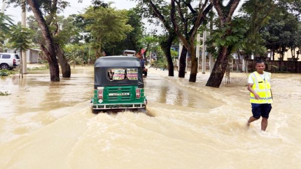 বড়লেখায় ভারী বর্ষণ-পাহাড়ি ঢলে প্লাবিত, ভোগান্তিতে মানুষ - Natun Sylhet