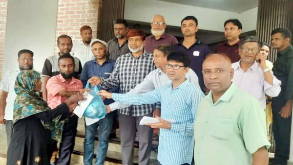 বন্যার্তদের মাঝে শাবি অফিসার্স অ্যাসোসিয়েশনের ত্রাণ বিতরণ - Natun Sylhet