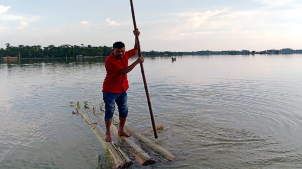 বন্যার্তদের মাঝে কামাল আহমদের ত্রাণ বিতরণ - Natun Sylhet