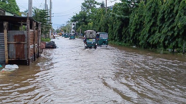 কুলাউড়া-বড়লেখা সড়ক প্লাবিত, ঝুঁকি নিয়ে চলছে যানবাহন - Natun Sylhet