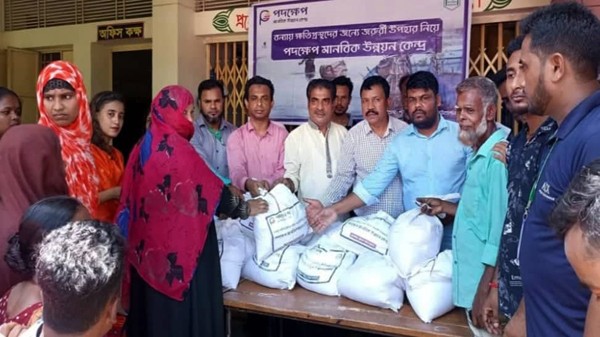 বন্যার্তদের মাঝে পদক্ষেপ মানবিক উন্নয়ন কেন্দ্র ত্রাণ বিতরণ - Natun Sylhet