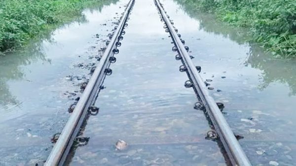 রেললাইনে পানি, সিলেটের সঙ্গে ট্রেন যোগাযোগ বিচ্ছিন্নের আশঙ্কা - Natun Sylhet