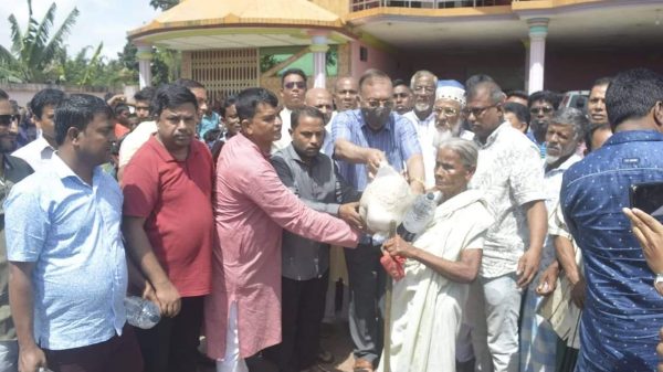 বন্যায় ক্ষতিগ্রস্ত আড়াই হাজার পরিবারের মাঝে খাদ্য সামগ্রী বিতরণ করলেন আব্দুস শহীদ এমপি - Natun Sylhet