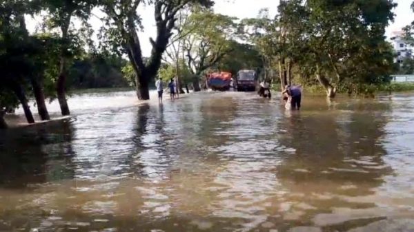 সুনামগঞ্জে ত্রাণ নিয়ে যেতে চাইলে বাস ভাড়া 'ফ্রি' - Natun Sylhet