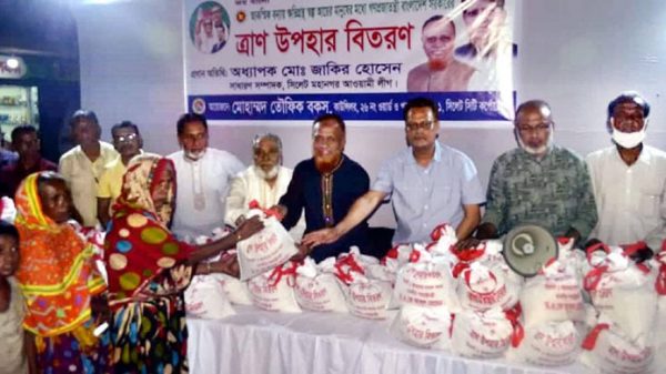 শেখ হাসিনার পক্ষ থেকে সিসিকে’র ২৬ নং ওয়ার্ডে ত্রাণ বিতরণ - Natun Sylhet