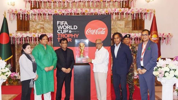 রাষ্ট্রপতিকে বিশ্বকাপের আসল ট্রফি প্রদর্শন - Natun Sylhet