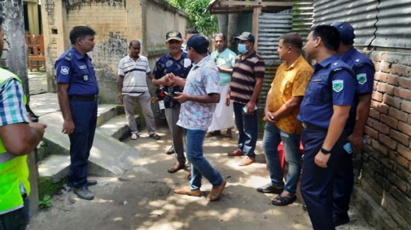 শিক্ষকের বাড়িতে বোমা, এলাকা ঘিরে রেখেছে পুলিশ - Natun Sylhet