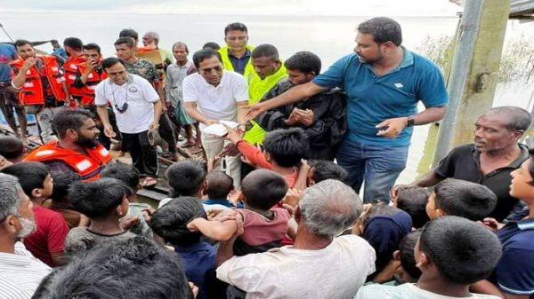শাবির এফইটি এলামনাইয়ের ত্রাণ ও খাবার বিতরণ - Natun Sylhet