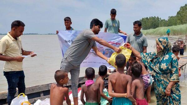 কুড়িগ্রামে বন্যার্তদের ঈদ উপহার দিল শাবিপ্রবি বন্ধুসভা ও চাঁদপুর এসোসিয়েশন - Natun Sylhet