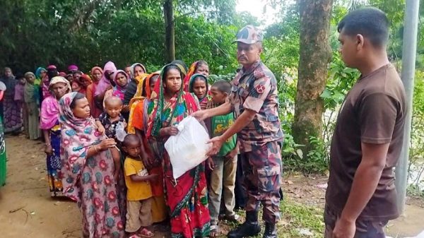 ছাতক সীমান্তে বিজিবি’র খাদ্য সামগ্রী বিতরণ - Natun Sylhet