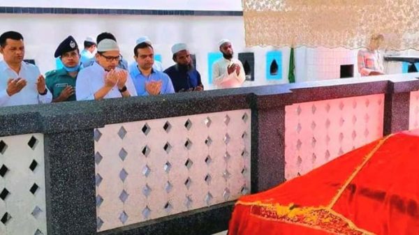 শাহজালাল মাজার জিয়ারতে তথ্য প্রতিমন্ত্রী পলক - Natun Sylhet