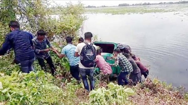 হবিগঞ্জে গরুর ধাক্কায় অটোরিক্সা পানিতে, আহত ৩ - Natun Sylhet