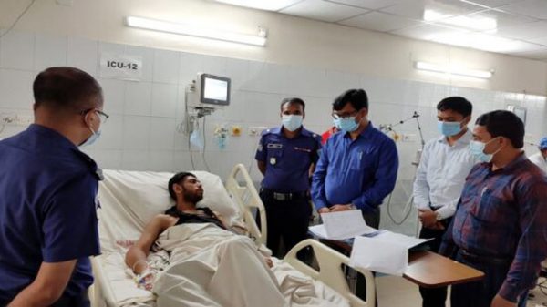 বাবা-ছেলের মৃত্যু: হাসপাতালে অসুস্থ স্ত্রী-সন্তানদের দেখতে জেলা প্রশাসক - Natun Sylhet