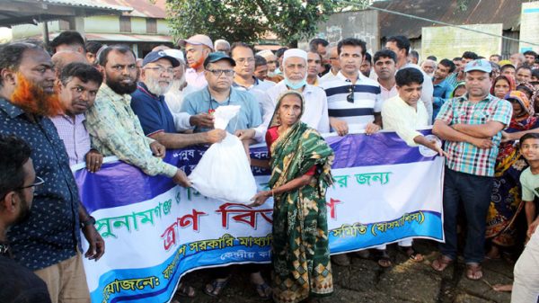 সুনামগঞ্জে সরকারি মাধ্যমিক শিক্ষক সমিতির ত্রাণ বিতরণ - Natun Sylhet