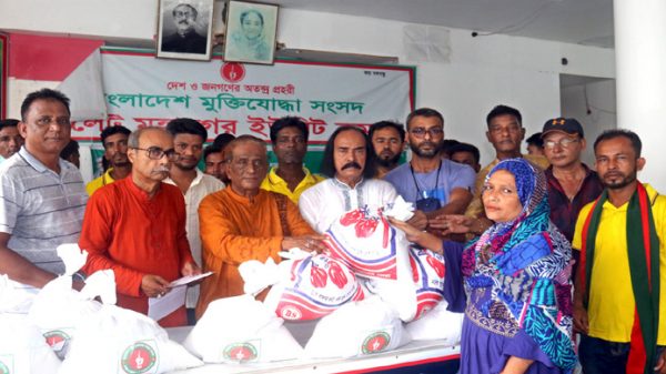 বানবাসী মুক্তিযোদ্ধাদের মাঝে ত্রাণ সামগ্রী বিতরণ - Natun Sylhet