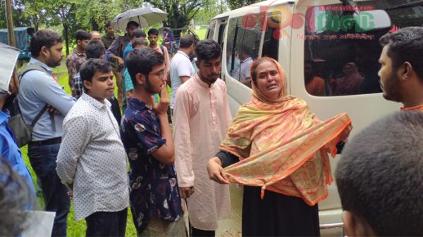 ক্যাম্পাসে এসে সন্তান হত্যার বিচার চাইলেন বুলবুলের মা - Natun Sylhet