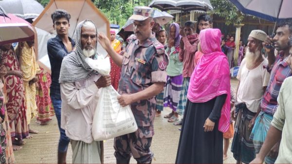 বন্যাদুর্গতদের মাঝে বিজিবি’র ত্রাণ সামগ্রি বিতরণ অব্যাহত - Natun Sylhet