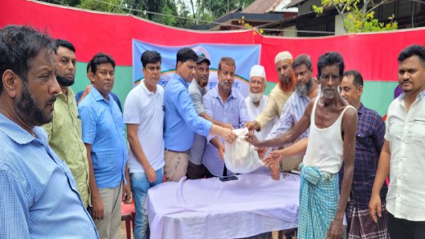 বিয়ানীবাজারে বন্যার্ত ৪শ’ পরিবারে উপহার সামগ্রী বিতরণ - Natun Sylhet