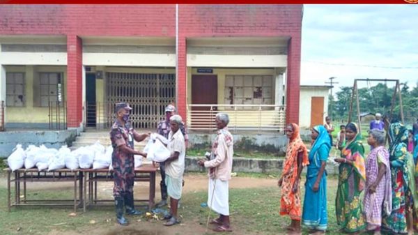 বন্যার্তদের খাদ্য সহযোগীতা অব্যাহত রেখেছে বিজিবি - Natun Sylhet